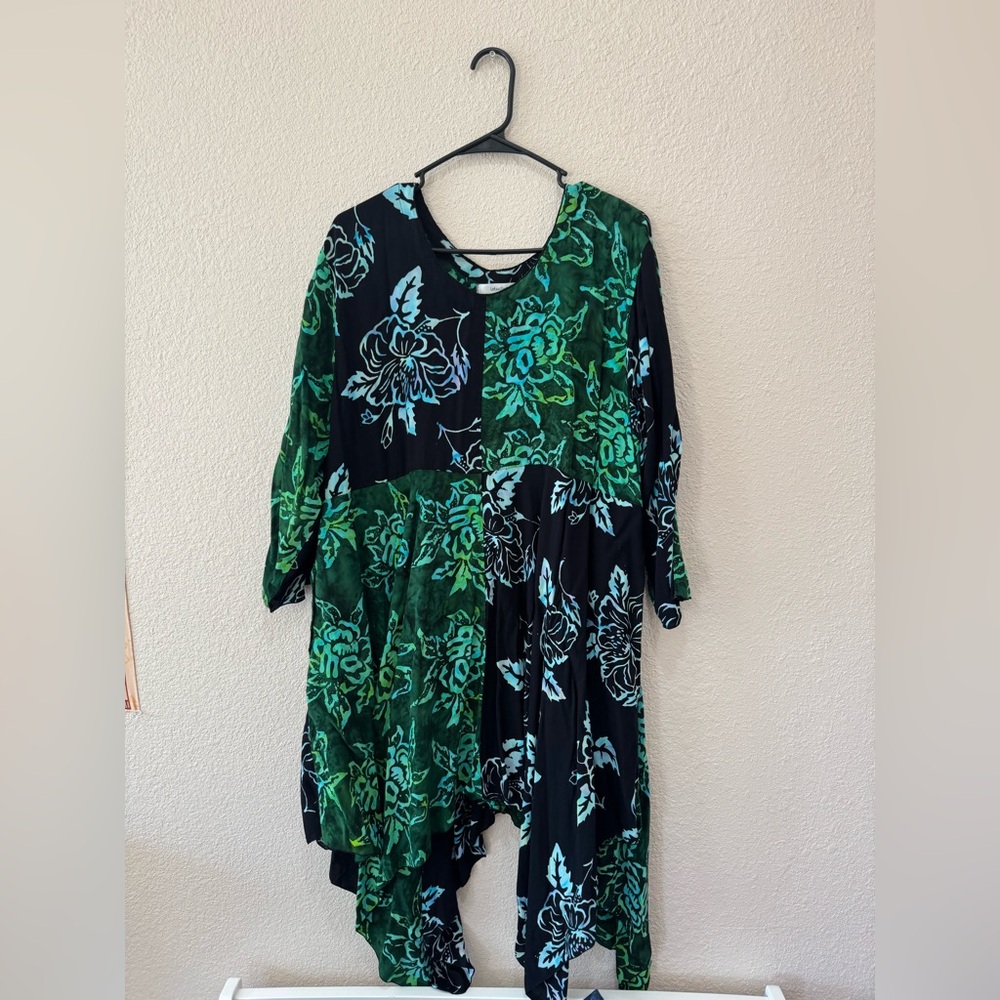 Chic Floral Long Sleeve Dress in Green and Black-2x/3x